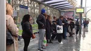 La huelga provoca retrasos y colas en el transporte público
