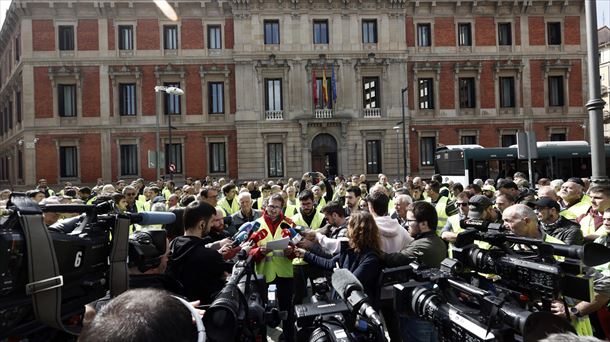 6F plataformako Javier Rodriguez nekazaria Nafarroako Parlamentuaren aurrean, Iruñean. Argazkia: EFE