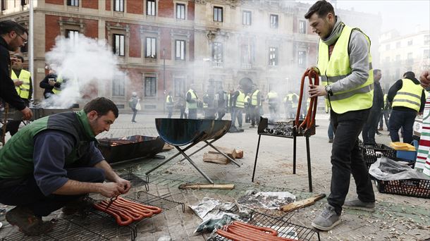 Nekazarien eta abeltzainen elkarretaratzea Nafarroako Parlamentuaren aurrean, Iruñean. Argazkia: EFE