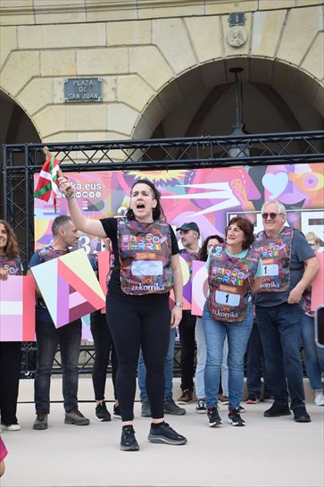 Ane Elordi con el testigo. Foto: korrika.eus