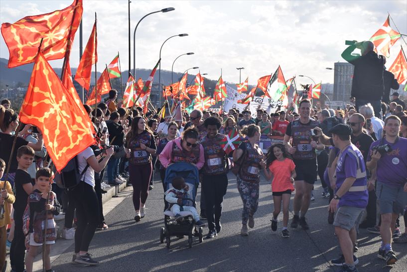 Korrika pasando la "muga" a Iparrralde. Foto: korrika.eus