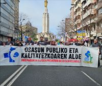 Clamor por una sanidad pública de calidad en multitudinarias manifestaciones en Donostia, Vitoria y Bilbao
