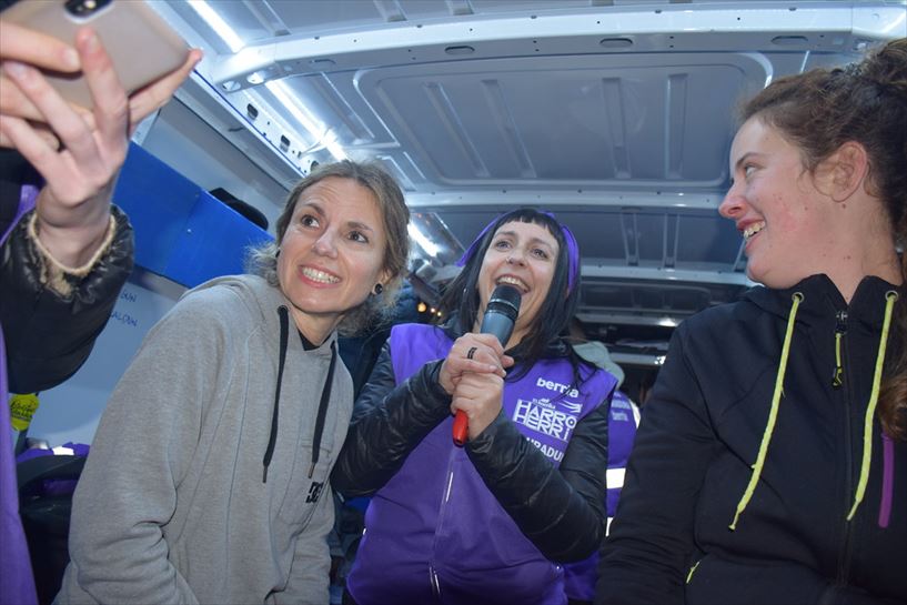 Dejándose la piel y la voz. Foto: korrika.eus