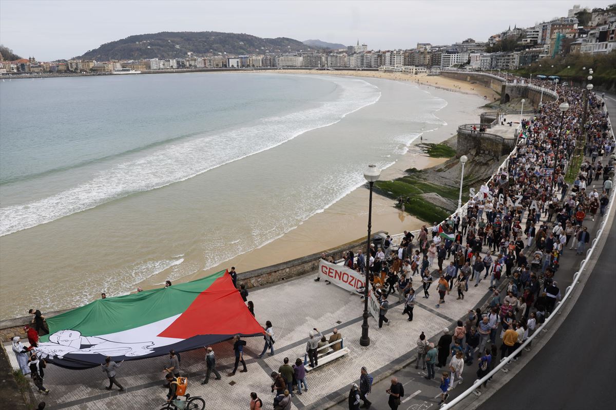 Multitudinaria manifestación en San Sebastián de apoyo al pueblo palestino bajo el lema ''Genozidioa stop''