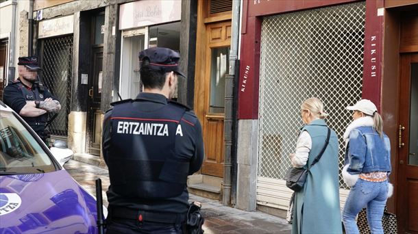 Dos ertzainas en el lugar de los hechos, en Vitoria-Gasteiz. Foto: EFE