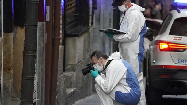 Agentes de la Policía científica de la Ertzaintza ante la lonja de la calle Correría. Foto: EFE