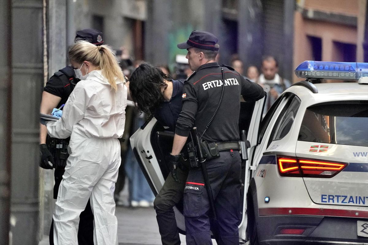 La Ertzaintza saca al detenido del vehículo policial ante la lonja. Foto: EFE