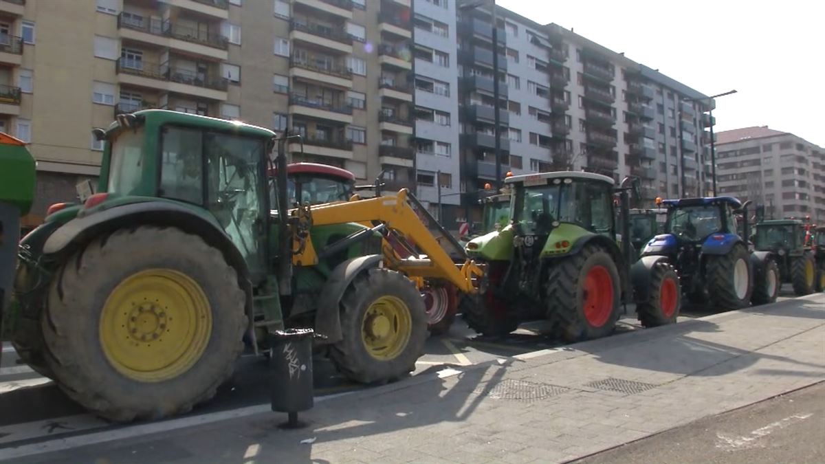 Agricultores y tractores se han concentrado a primera hora en el Portal de Foronda. 