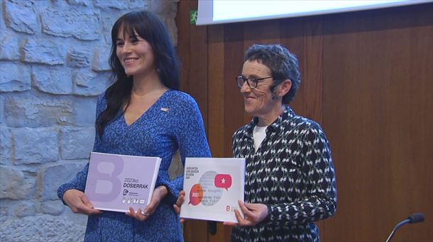 Agurne Gaubeka y Garbiñe Petriati, en la presentación del informe, hoy en Pamplona