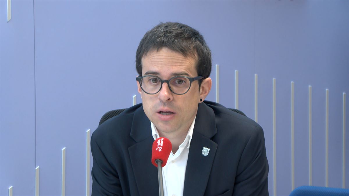 Pello Otxandiano, candidato a lehendakari de EH Bildu, en Radio Vitoria