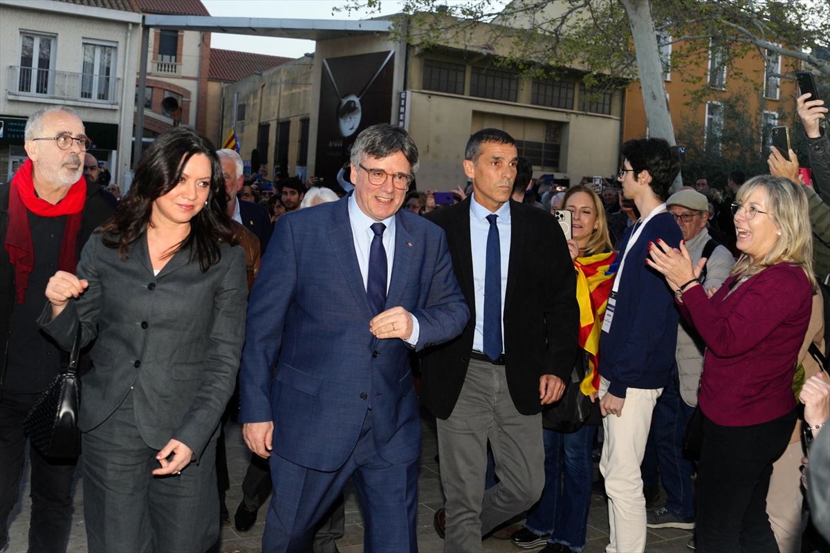 Puigdemont, recibido entre aplausos a su llegada al Ayuntamiento de Elna. Foto: EFE