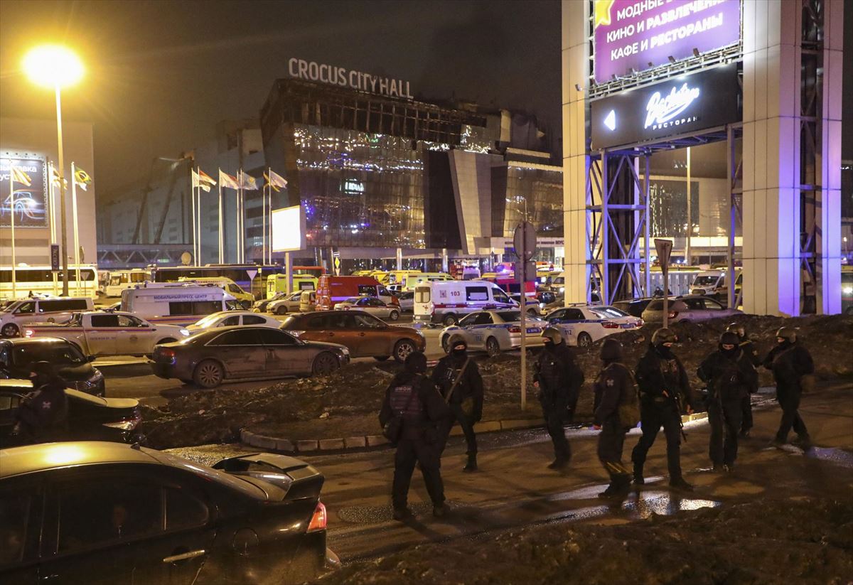 Imagen exterior de la sala de conciertos donde ha ocurrido el atentado en Moscú. Foto: EFE