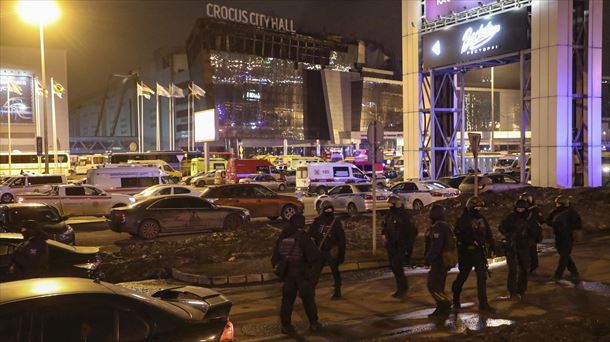 Imagen exterior de la sala de conciertos donde ha ocurrido el atentado en Moscú. Foto: EFE