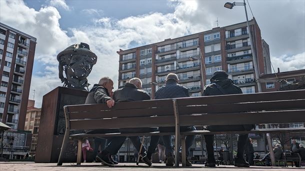 Hainbat pertsona eserita. Argazkia: Sabino de Bilbao Atxa.