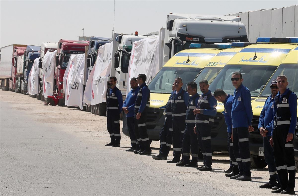 Camiones y ambulancias bloqueadas en la frontera. EFE. 