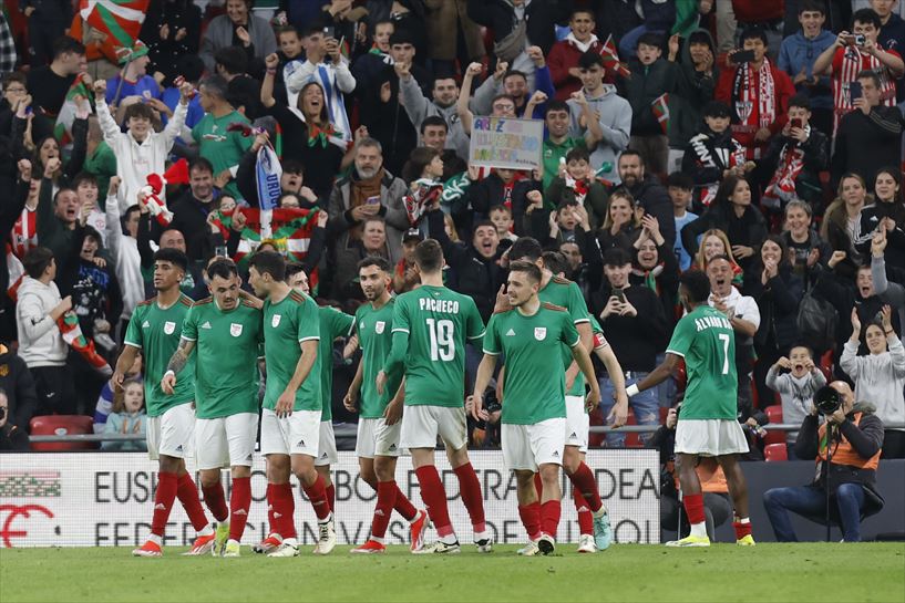 Euskal Selekzioko jokalariak gola ospatzen. Euskal Selekzioa vs Uruguai