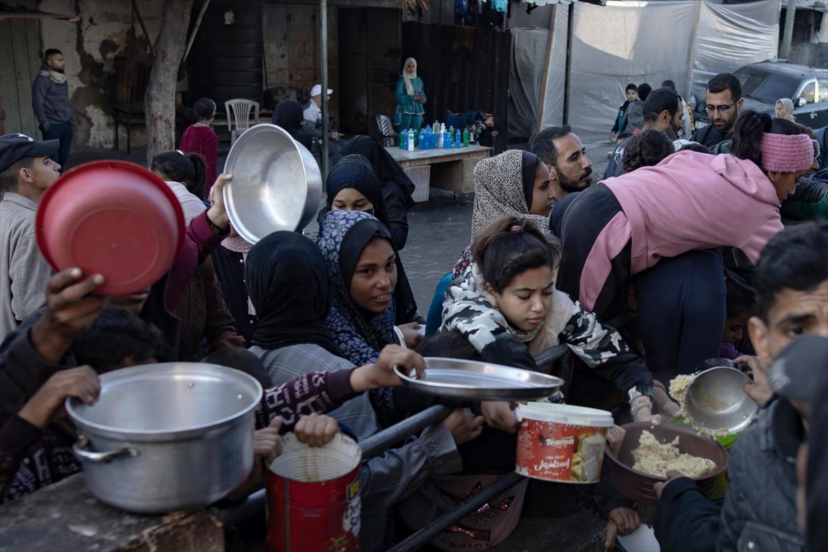 Varias personas se agolpan para recibir ayuda de la UNRWA. Foto: EFE