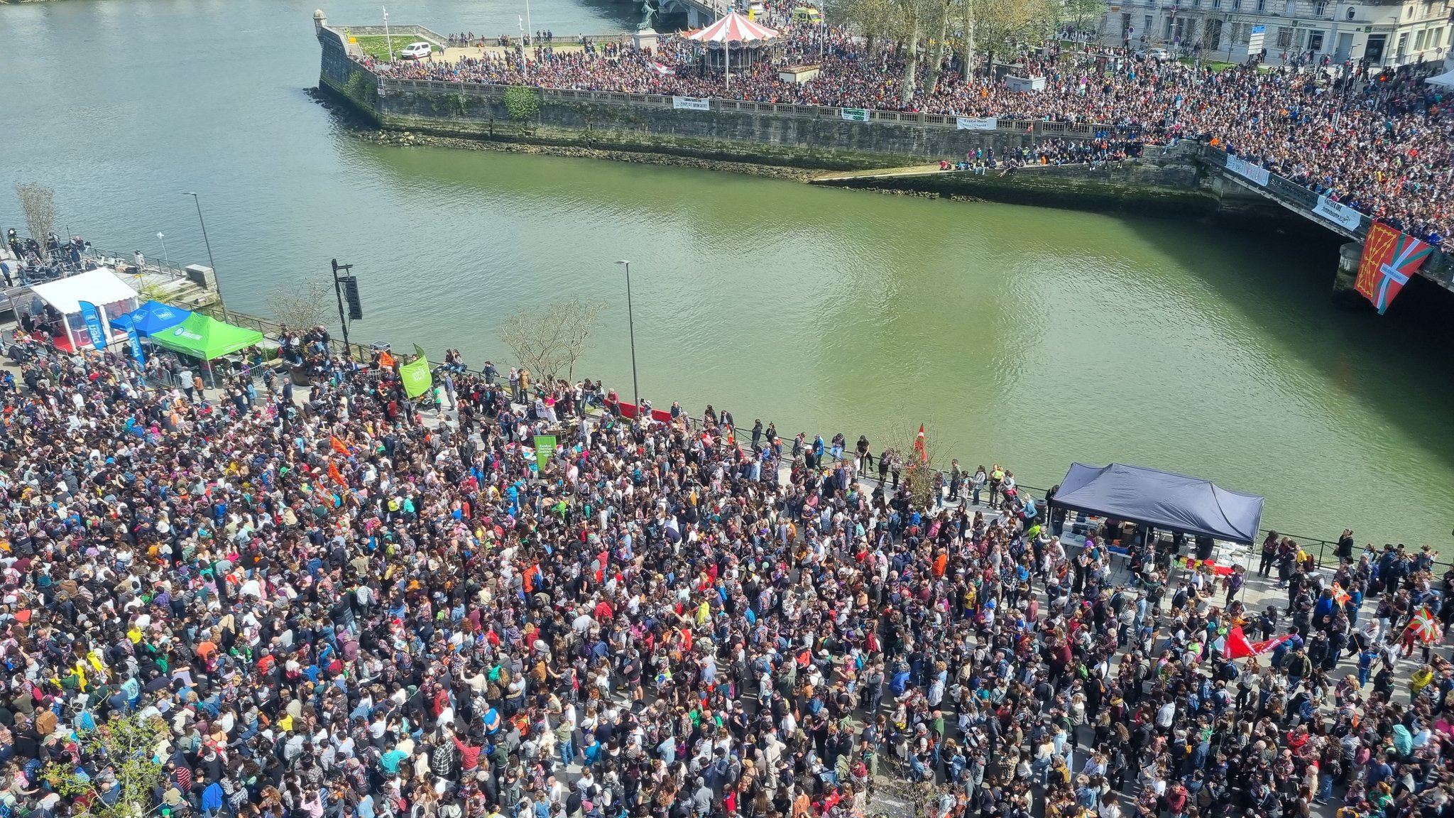 Baiona hasta arriba, a la llegada de Korrika. AEK.