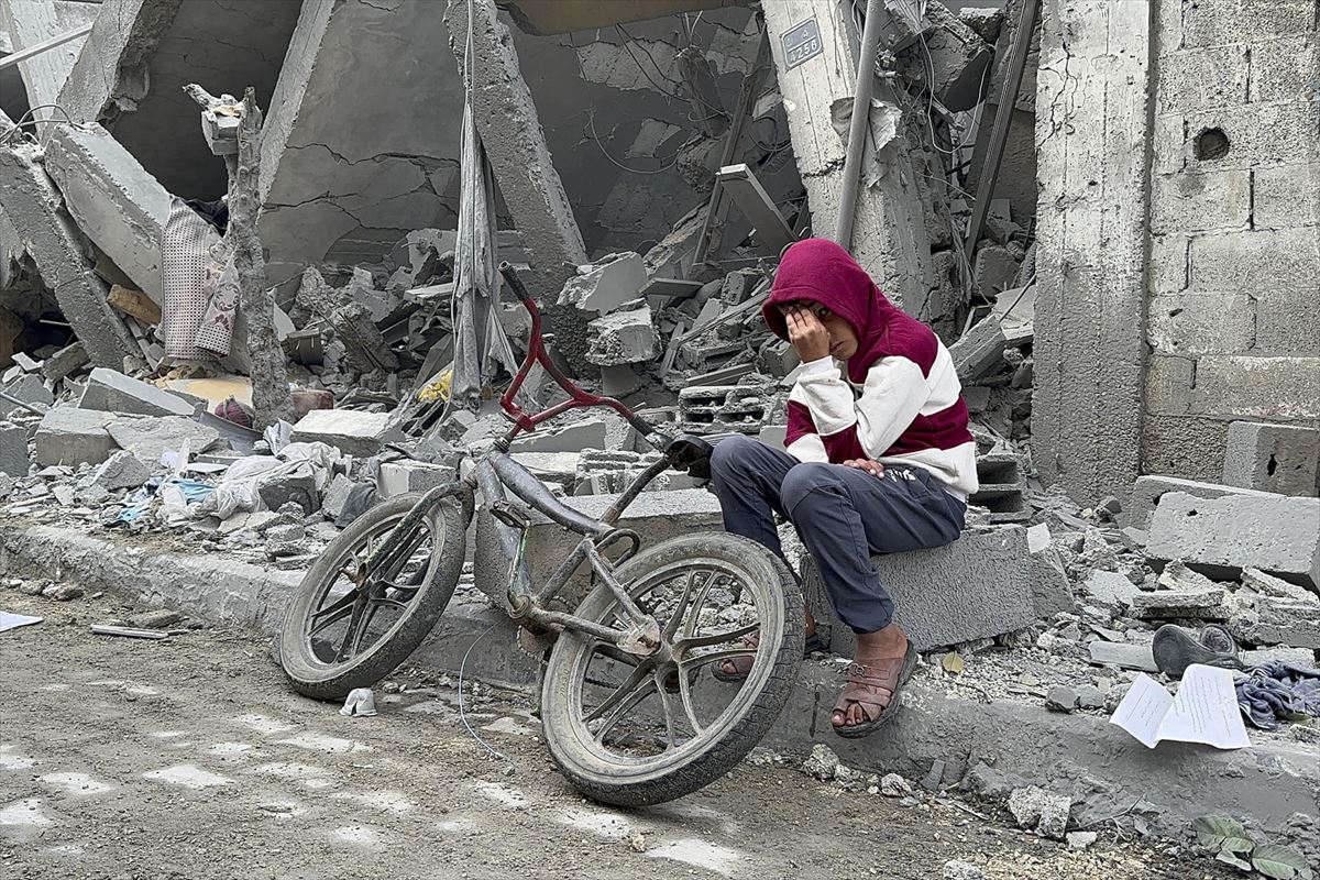 Un niño entre escombros en Rafah.
