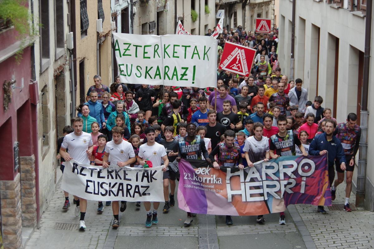 Pancartas con las palabras Azterketak Euskaraz. AEK