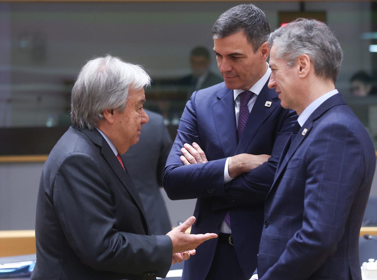 Sanchez y Golob, con Guterres. Foto: EFE