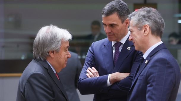 Sanchez y Golob, con Guterres. Foto: EFE