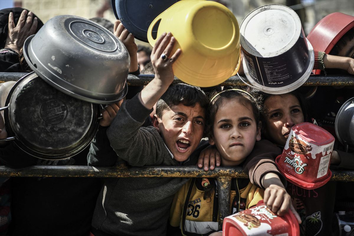 Niños palestinos en un centro de distribución de alimentos en Rafah, al sur de la Franja de Gaza. Foto: EFE