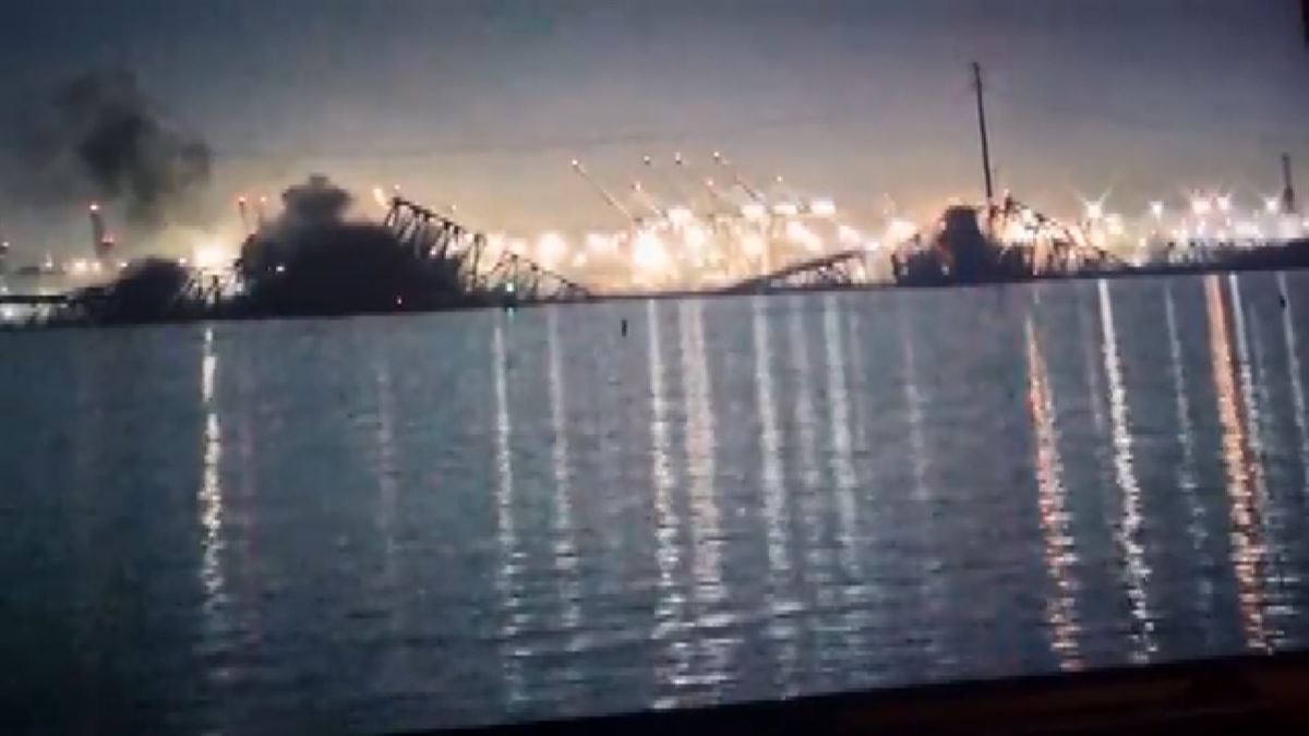 Momento en el que un buque derriba el mayor puente de Baltimore mientras circulaban varias decenas de coches