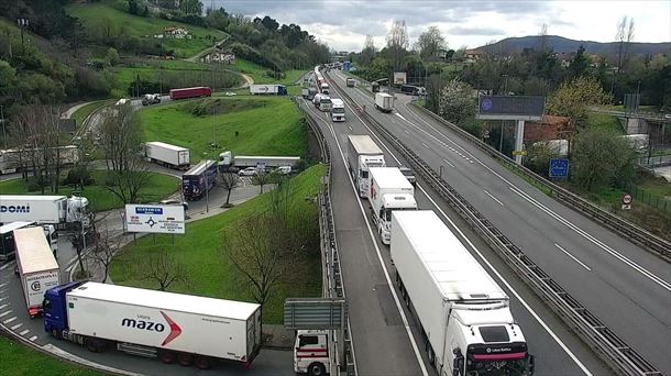 Retenciones en la AP-8, en Irun, sentido Baiona. Imagen: Dirección de Tráfico del Gobierno Vaso