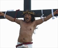 Las crucifixiones y flagelaciones protagonizan la Semana Santa de Filipinas