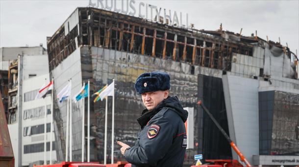 Un policía ruso vigila las inmediaciones del Crocus City Hall, una semana después del atentado. 