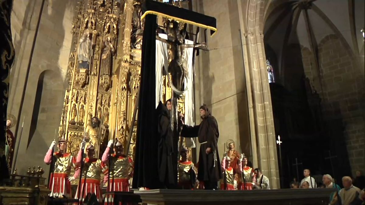 Con la Procesión del Silencio cancelada en Hondarribia, el acto se ha trasladado al interior de la parroquia