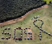 Los agricultores del 6F llevan su protesta a la clásica Miguel Indurain