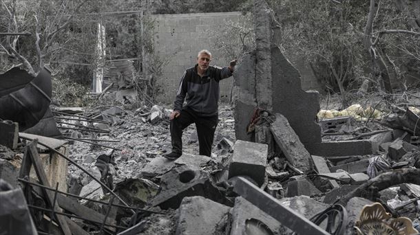 Un hombre observa las ruinas de su casa, en Gaza. EFE. 