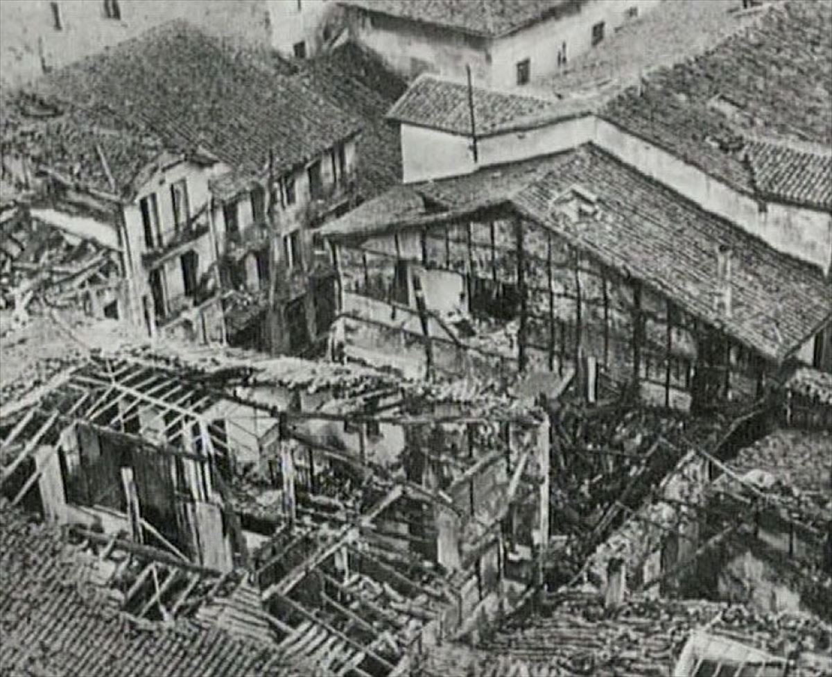 Casas destruidas en el bombardeo de Durango de 1937.