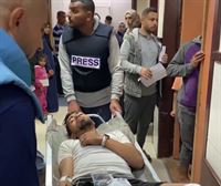 Israel bombardea el patio de un hospital en el centro de Gaza y mata a dos personas