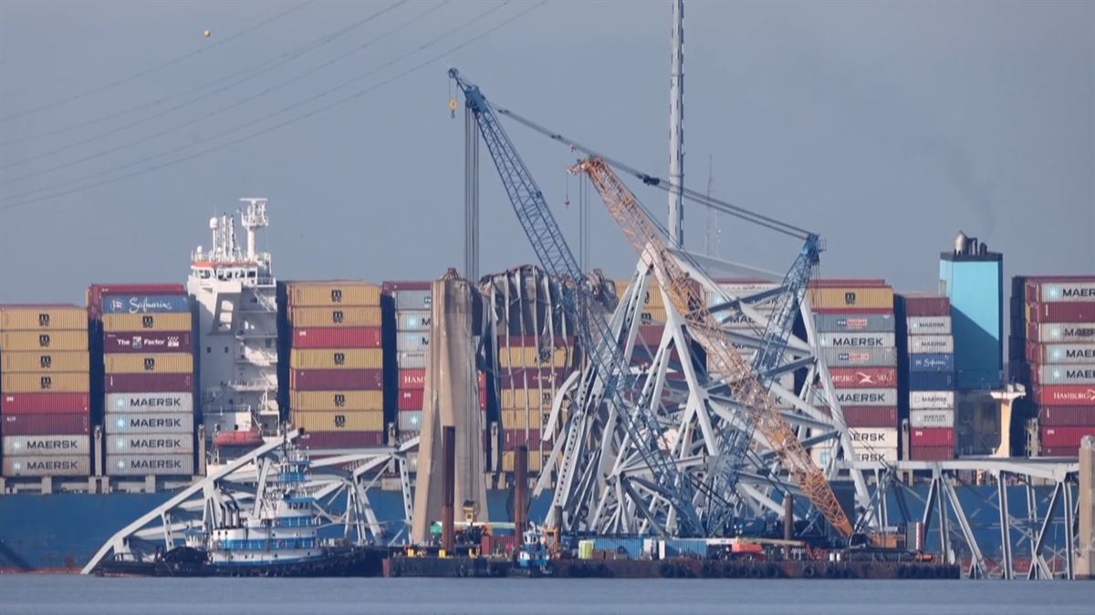 Retirada de escombros. Imagen obtenida de un vídeo de EFE.