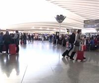 Gran afluencia de viajeros en los aeropuertos y estaciones de tren y autobús de la CAV
