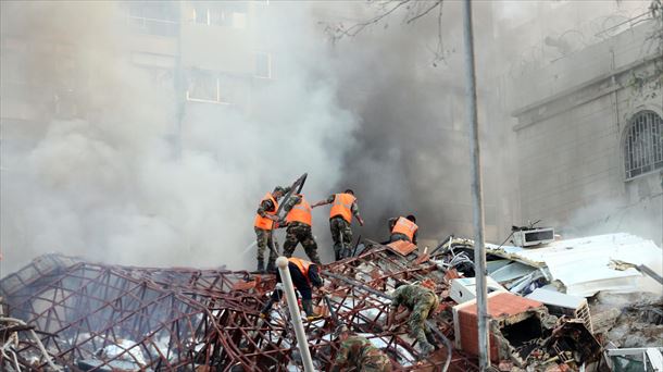 Personal de emergencias trabajando en el lugar. Foto: EFE