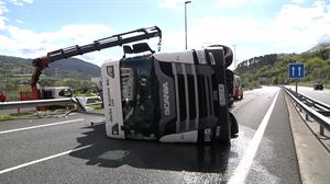Accidente de un camión en la A-15, a la altura de Urnieta (Gipuzkoa)