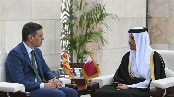 Pedro Sanchez, Mohammed bin Abdulrahman bin Jassim Al-Thani Qatarreko lehen ministroarekin. EFE