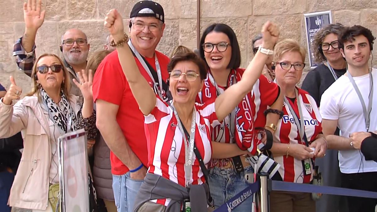 Seguidores del Athletic en Sevilla. Imagen obtenida de un vídeo de EITB Media. 