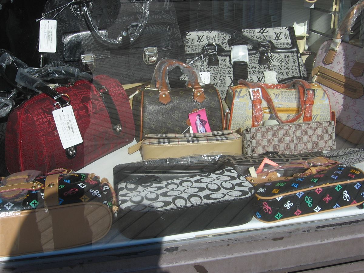 Bolsos falsificados, en venta. Foto: Iirraa, Flickr. 