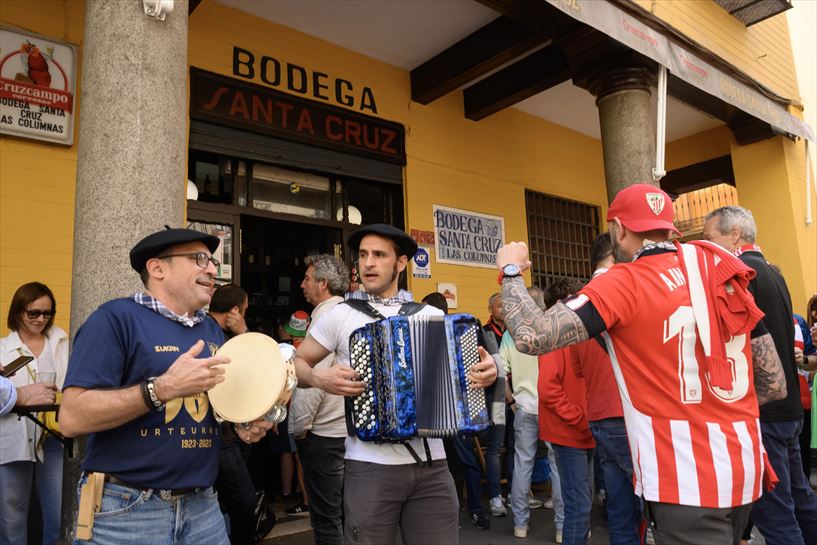Afición rojiblanca en Sevilla. EFE