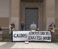 Una protesta vuelve a exigir el derribo del Monumento a los Caídos en Pamplona