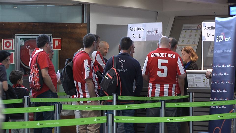 Afición rojiblanca camino a Sevilla. EITB Media