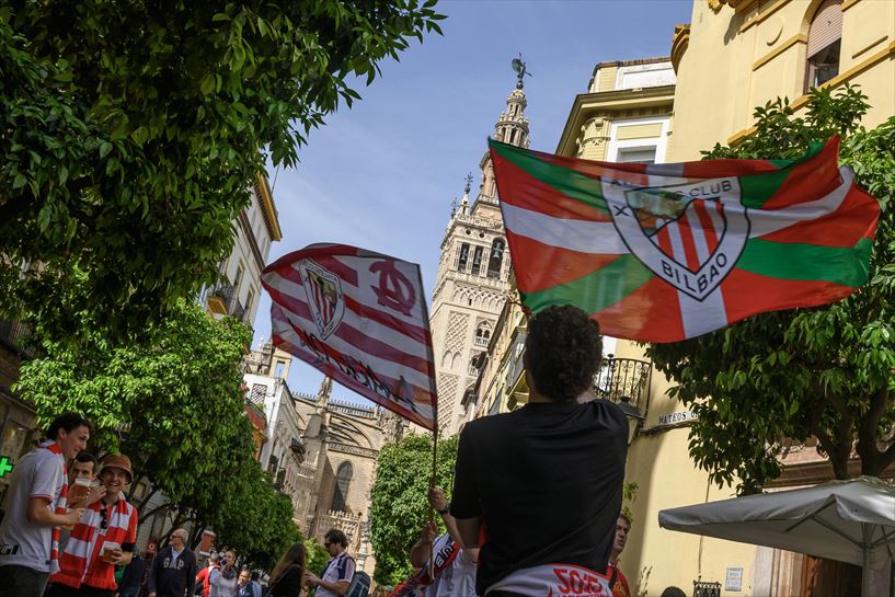 Afición rojiblanca en Sevilla. EFE