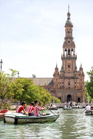 Afición rojiblanca en Sevilla. EFE