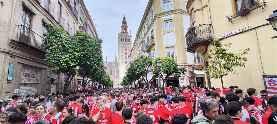 Afición rojiblanca en Sevilla. Foto: Jabier Sarriugarte.