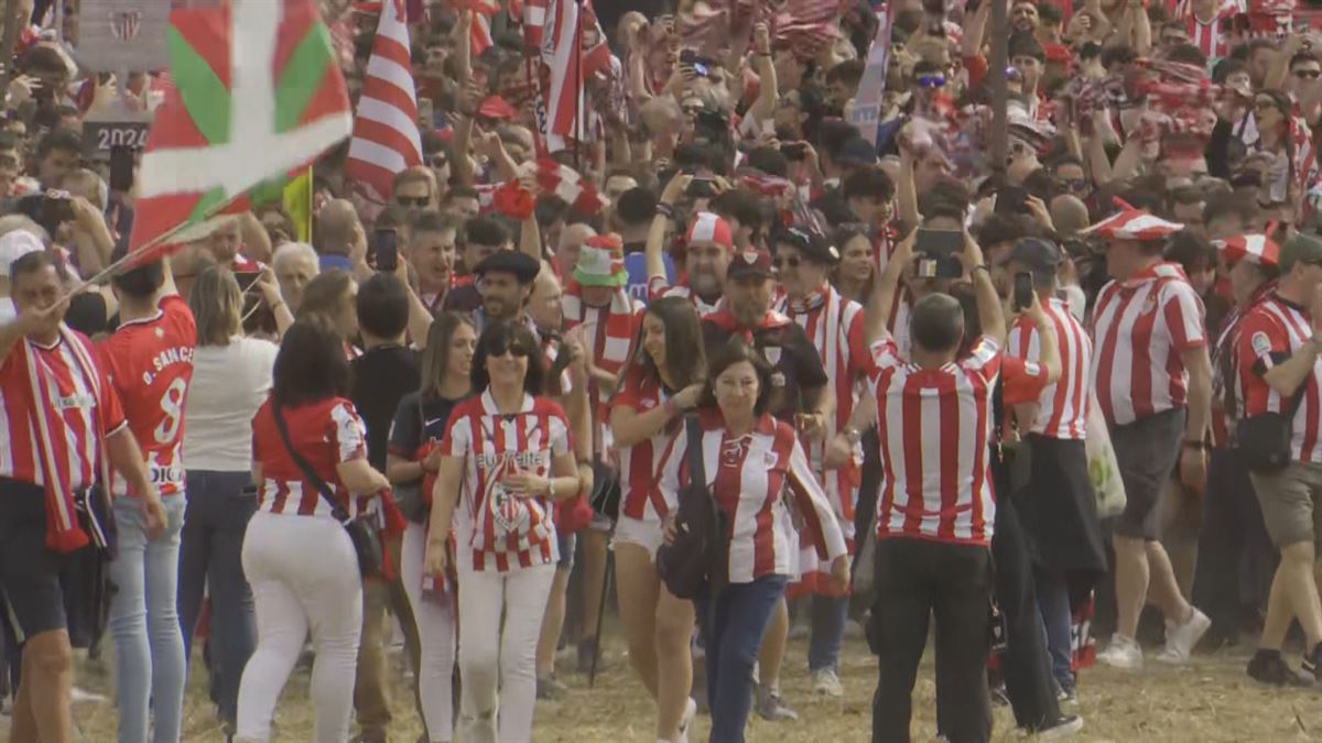 Aficionados del Athletic Club en el centro de Sevilla. Foto: EFE